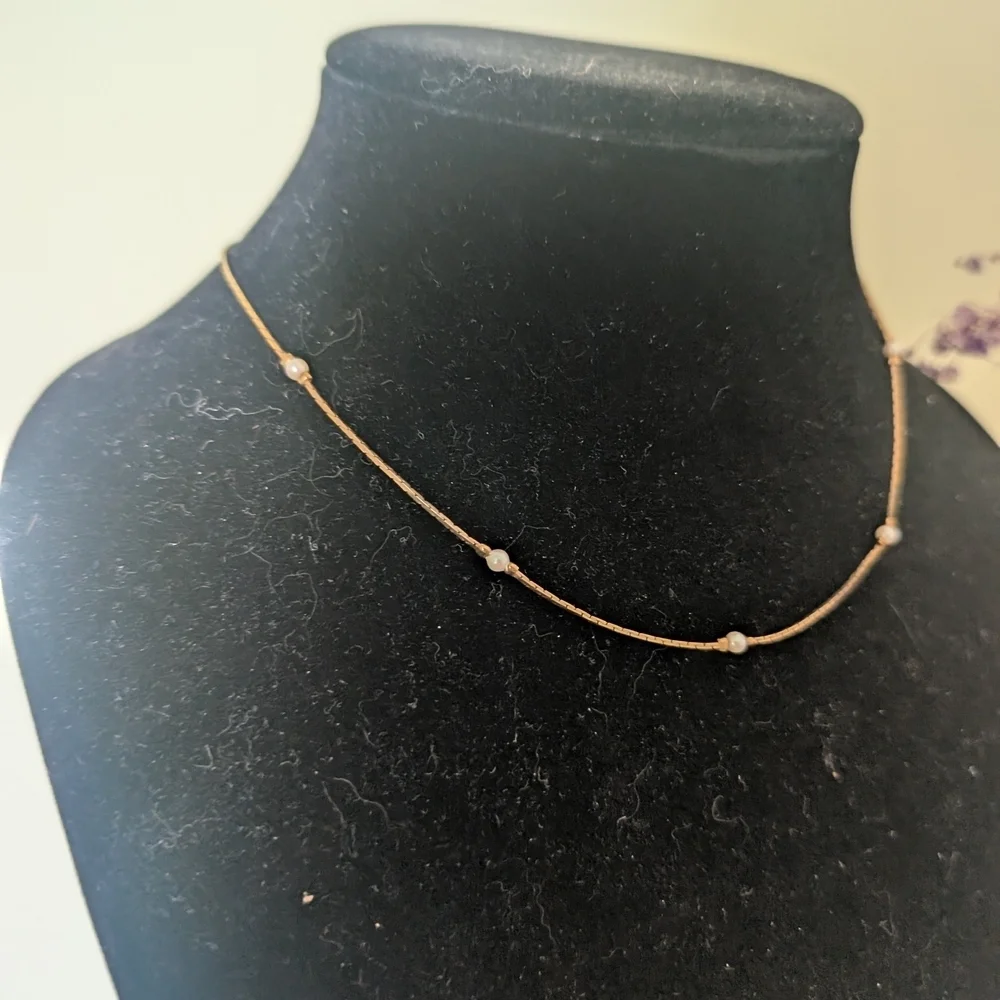 Elegant Gold Necklace with Pearl Accents - Picture 4 of 10